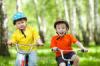 Boldog gyerekek bicikli zld liget Stock fotogrfik