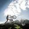 Dirtbiker Ugrl magas v Bicikli el ls hegyek Stock fotogrfia