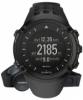 Suunto Ambit Black HR - The GPS for explorers!Navnet er Suunto Ambit Black HR (dette er den sorte udgave med pulsmler) og det kombinerer alle de gode egenskaber i Suuntos outdoorure med de mindst lige s gode egenskaber i deres puls- og sportsprogram. Mange har nsket sig at f.eks et ur som X10 kom med pulsfunktioner a la dem i t6-serien, mindst lige s mange, at det i s fald blev pakket ind i et design som lignede Core-serien - disse nsker bliver mere end opfyldt, for Suunto Ambit Blacker mildest talt spkket med funktionalitet og pakket ind i et lkkert og eksklusivt design ...helt i stil med de nye ure i Suuntos store program.Nyhed! - Suunto Ambit bliver totalt interaktivtStay tuned til den nste update, release 2.0, allerede her i slutningen af november. Den vil tage dit Suunto Ambit til et nyt og uhrt niveau mht. funktionalitet og tilpasning! Med 2.0 opdateringen vil du vre i stand til lave dine egne funktioner og vlge imellem hundredvis af funktioner som andre har lavet. Du downloader dem bare for at udbygge funktions-listen i dit Suunto Ambit, og derved lave det til din helt egen unikke GPS enhed. Hvad med hastighed i knob? Hldnings graden p en ljpe? Den estimeret tid til du nr hjem fra din lbetur? Det er kun din fantasi der stter grnsen!Hold je med denne opdatering ...den vil helt sikkert give Suuntos konkurrenter kam til deres hr ;-)Med denne opdatering flger ogs intervalfunktion og ANT+ kompabilitet og hvad det kommer til at betyde for mulighederne, kan vi i frste omgang kun gtte p. Men en funktion er sikker, for nu kan man f skridtfrekvens ved lb med Footpod Mini - en funktion som inkarnerede lbere har savnet.Ingen ved siden af og ingen overDet har lnge vret oplagt, at der burde vre et sdan multisportur p markedet - og lige s oplagt, at det var Suunto der skulle levere varen. Suunto har dybe rdder i produktionen af prcisions instrumenter til outdoorbrug og sport. Det er det hele Suuntos virke drejer sig om - og med lanceringen af Ambit Black HR, bliver der sat en tyk streg under dette faktum. Suunto stter med Ambit-serien helt nye standarder for hvordan et sports- og outdoorur skal skrues sammen.DesignetHvis vi starter med det ydre, s har Suunto Ambit Black HR en slende lighed med de nyere ure fra Suunto - sdan lidt en kombination af Core og Quest-serierne. Men uret har alligevel sit helt eget udtryk, for det emmer af kvalitet ved frste jekast. Det er design p et hjt plan - og det er samtidig funktionelt design. Den indbyggede GPS-antenne er smukt gemt af vejen i den specielt udformede urrem og knapperne sidder lige prcis der hvor de skal sidde.Light eller Stealth modeSom en ekstra feature kan man frit skie visningen p displayet fra negativ til positiv. Dette selvflgelig bde som en frk design feature - men ogs p grund af Suuntos store popularitet hos militret, som dermed kan vlge stealth-mode s urskiven bliver mindre synlig ...genialt! Som det altid er tilfldet med Suunto, er der selvflgelig flere udgaver - uret kan fs enten i en flot Blackudgave (denne) eller den mindst lige s flotte Silver.Se billedet til hjre.Dem der i forvejen kender Suunto, vil vide at der ikke er noget tilfldigt i designet - for selv om uret er smukt, er der en mening med det hele. Ingen tvivl om at konkurrenterne p sportsmarkedet vil lgge mrke til dette ur. Ls videre og du vil se hvorfor konkurrenter som f.eks Garmin og Polar skal til at spnde hjelmen lidt, hvis ikke den skal blive bst helt af.IndpakningenUret er som alle de andre ure i sports- og outdoorprogrammet lavet i det meget strke, men lette komposit-materiale, som gr at man nrmest ikke mrker man har det p. Remmen er af elastomer (gummi) som tilpasser sig hndledet. Og glasset er nedsnket i urkransen og lavet af mineralsk krystalglas, s smridser og lignende undgs. Uret er vandtt til 100 meter og dette opns bl.a ved brugen af Suuntos geniale knapsystem, der har stet sin prve gennem mange r.Funktionalitet i srklasseSuunto Ambit BlackHR er et ur der mixer et avanceret GPS outdoorur med de mest avancerede af Suunto puls- og sportsfunktioner. Uret er udstyret med den nyeste GPS-chip (SiRFIV), men ud over dette er den kombineret med en anden nyskabelse - nemlig FusedSpeed GPS accelerometer - der tilsammen giver en mere njagtig og jvn aflsning af bevgelser i forhold til andre GPS-ure p markedet. GPS-ures svaghed har altid vret de sm sving og stigninger p ruterne, og det rder Suunto Ambit bod p. Du fr en jvn og njagtig aflsning af din hastighed, din distance og dine tracks med dette ur.HjdemlerDen indbyggede barometetriske hjdemler giver dig njagtige hjdemeter-oplysninger undervejs og det hele logges selvflgelig til eerflgende analyse p Movescount.com*.PulsmlingPulsfunktionerne er selvflgelig ogs en opsamling p alt det, som Suunto kan p dette omrde. Uret anvender det nyeste ANT blte og det giver dig alt hvad du kan forvente af et highend pulsur - og lidt til. Ambit giver selvflgelig puls i realtid, pulsgrnser, pulszoner og kalorieforbrnding, men det registrerer ogs hvert eneste hjerteslag for en mere dybdegende analyse af dine anstrengelser - s du fr et regulrt sportslaboratorium p din arm. Undervejs i trningen kan du flge med p displayet med graf over pulsen og du fr ligeledes trningseffekten i realtid. Eer trning udregner uret din restitutionstid ...smart!Lb og cyklingSuunto Ambit BlackHR er en direkte konkurrent til de bedste lbe- og cykelcomputere p markedet. Det har selvflgelig pace, hastighed og distance i realtid via GPSen. Den njagtige hjdemler giver dig dine hjdemeter og funktioner som omgangstider (manuelle som automatiske) giver det fuldendte billede af et regulrt sportsur.Outdoorur til altSuunto Ambit er meget mere end blot en konkurrent til de andre lbe- og cykelure p markedet - og det vil helt klart vre outdoorfunktionerne, der vil f de fleste til helt at overgive sig til Ambit. Suunto har taget alt hvad de har af gode features i deres outdoorure, og proppet dem ind i det smukke ur. Det er et gte ABC-ur (alti/baro/compas) og oven i kbet et skarpt et af slagsen.AltimeterMed den indbyggede og meget prcise hjdemler har bjergbestigere, snesportsentusiaster og andre der bevger sig i naturen, hele tiden styr p hjden, som logges i uret.BarometerMed det indbyggede barometer fr du vigtige informationer om udviklingen i vejret - og det er et must have i et outdoorur. Som i Suuntos andre outdoorure, kan du stole p trykmleren i Ambit.Nyt 3D kompasI Suunto Ambit Blackfinder du et helt nyt kompas, som virker uanset om man tilter uret. 3D kompasset kender mange allerede fra Suuntos dykkerure som eerhnden bliver udstyret med dette, men nu er det ogs at finde i et outdoorur. Det gr det meget nemmere at bruge kompasset, fordi man ikke skal vre sikker p at det holdes vandret, for at f en njagtig visning.TemperaturDer er selvflgelig ogs termometer i uret, s man kan holde je med temperaturen hvor end man bevger sig.GPSenSuunto Ambit BlackHR er udstyret med den nyeste GPS-chip og hvad funktioner angr, str uret ikke tilbage for den meget populre X10, som altid har vret elsket af bl.a militrfolk p grund af de gode muligheder for aflsning af koordinater (bde civile og militre). Og al denne funktionalitet har Suunto taget med i det nye ur. Det anvender bde de alm. kort-koordinater og det i militret brugte military grid.Der kan indsttes waypionts direkte i uret, ligesom man hjemmefra kan lave disse via Movescount.com* - og der er selvflgelig track back-funktion, s man kan flge sporet tilbage.BatteriforbrugSuunto har tnkt sig godt om med Ambit, for det er muligt at stille hvor tt GPS-signalet skal hentes. Du kan stille hvor tit uret henter fixpunkt fra satelitterne og demed kan du, udfra din aktivitet, tilpasse strmforbruget til dit behov. Du kan helt slukke GPSen og kun tnden den for at finde din position, eller du kan ved f.eks lb stte den til at hente fix hvert sekund og f en prcis opmling nr det gr strkt eller ved trekking hvert minut, som vil vre rigeligt nr man bevger sig langsomt. Med slukket GPS, holder det genopladelige batteri ca. 30 dage, med GPSen tndt ved 1 sek. interval ca. 15 timer og ved 1 min interval ca. 50 timer. Du har friheden til at vlge selv.Opladningen af uret sker via et USB kabel (data snake), som samtidig giver kommunikation med PCeren og movescount.com. Kabel lsningen betyder ogs at f.eks. outdoorfolk fr nem adgang til at oplade uret med f.eks. en powerpack eller solceller, nr man er langt fra en fast strmkilde ude i demarken.*Movescount.comUret er fuldt integreret med Movescount, hvor du kan uploade dine data (pulsdata, hastigheder, hjdemeter og lignende) for analyse og indlse dine tracks fra GPSen. Du fr sledes det fulde overblik over dine trninger, ture og lignende. Men der er ogs mulighed for at lave trningsprogrammer, indstillinger og ruter (waypoints) og downloade disse til uret - ren tovejskommunikation.Movescount.com er samtidig et online community, hvor du kan dele dine moves med andre ligesindede. Det vokser hurtigt og Suunto arbejder konstant med nye features p sitet.Mulighed for tilkobling af tilbehrSom udgangspunkt ved vi at det bliver muligt at koble en bikepod til uret, sledes man fr rullemeterne ved cykling - men vi forventer der bliver flere muligheder, som vi selvflgelig vil flashe nr vi har sikkerhed for dem.Opdatering af sowareSuunto har sikret sig at der kan fjes nye funktioner til uret, som er blevet lavet s firmwaren i uret kan opdateres. Det er ogs derfor at vi er forholdsvis sikre p, at funktionaliteten formentlig udvides over tid. Ikke at det er nemt at finde mangler i Suunto Ambit ...men mere vil jo have mere.Vi har nok ladet det skinne igennem allerede - men Suunto Ambit bliver et must have for bde sportsfolk, outdoorfolk og urfetister ;-)Incl. trykt dansk manualVi har valgt at trykke den danske manual i Suuntos originalformat, sdan at du ikke skal downloade og printe nsten 100 sider fra nettet. S du fr lidt ekstra med i kassen her hos os. 2012 Pulsure.dkSUUNTO-RUN